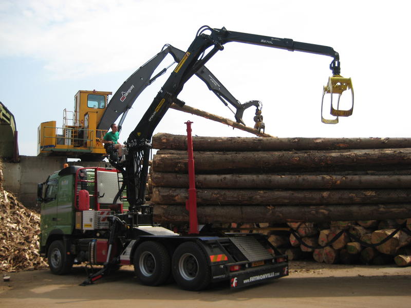 Hydraulický jeřáb na autě a stacionární hydraulický jeřáb na skladě 